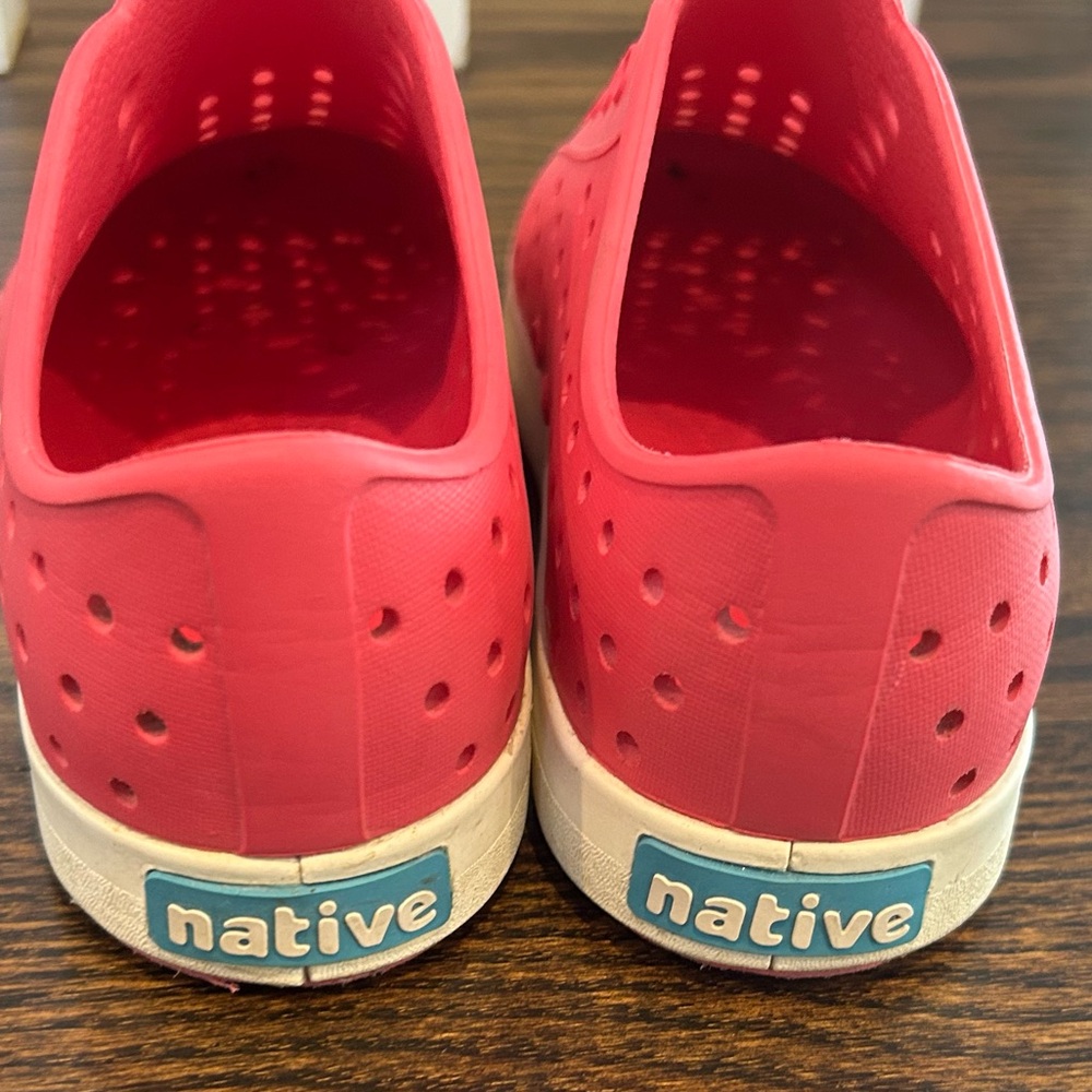 Girls pink Native shoes, Size 1. - Picture 5 of 7